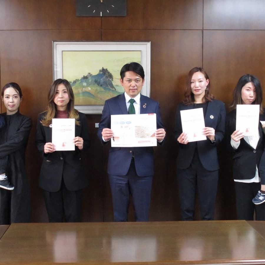 NPO法人こどもトリニティネットの理事長・桐部遥奈さん（写真右から２人目）とメンバーの方々。【岐阜市の柴橋市長と】
