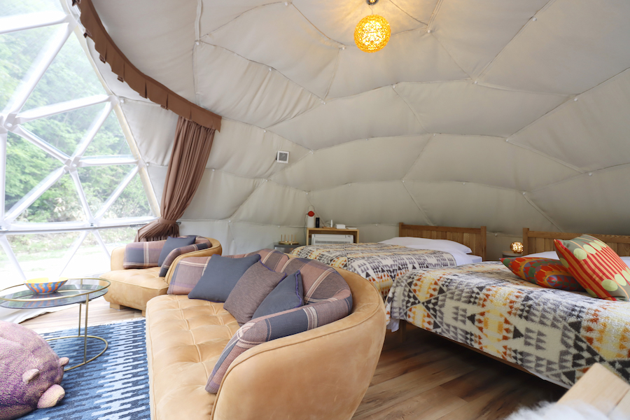 宿泊スペースとなるドームテントは最大4名が泊まれるホテルのような贅沢空間