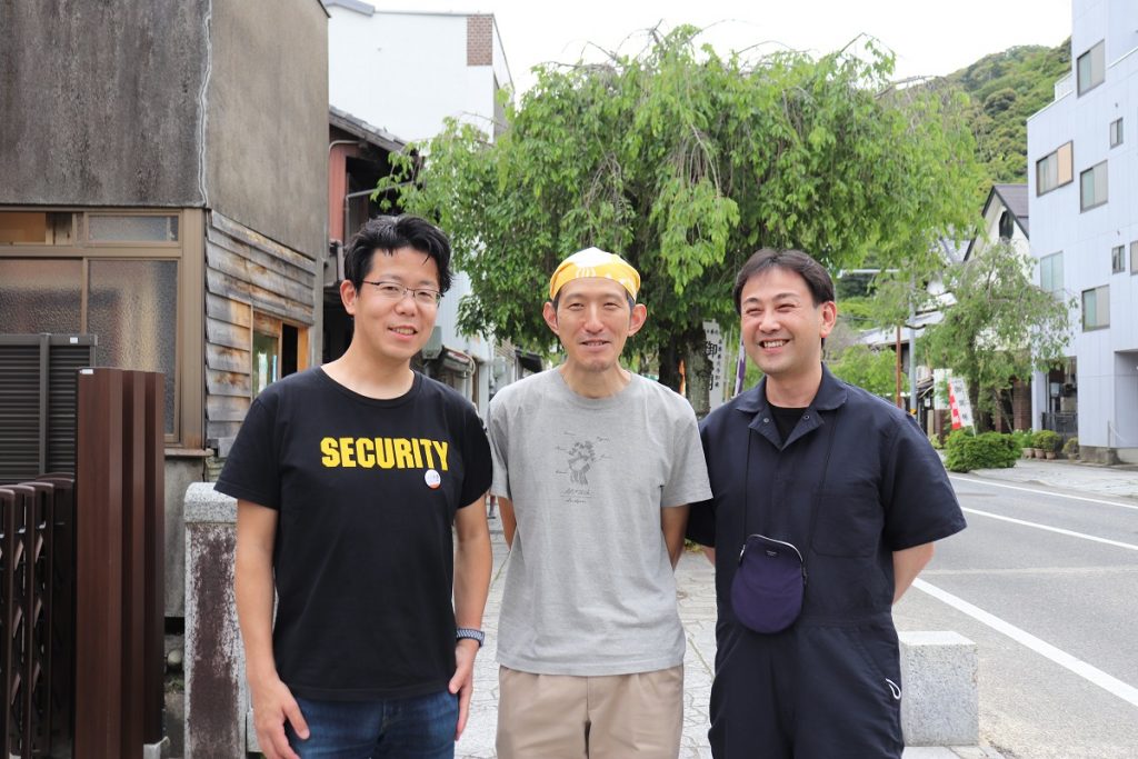 「冷やしたぬ王国」の首脳3名。左から田代達生さん、横田哲也さん（預言者）、山本慎一郎さん。