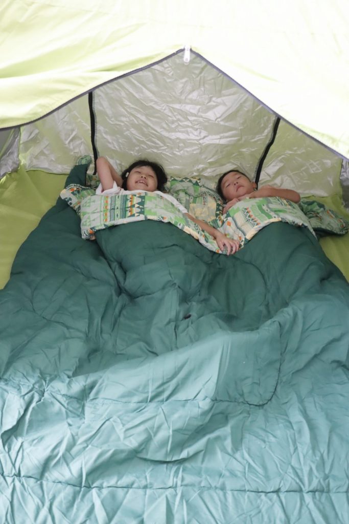 キャンプ用品の必須アイテムの１つ「寝袋（シュラフ）」の主流は、封筒型（レクタングラー型）と人形型（マミー型）。