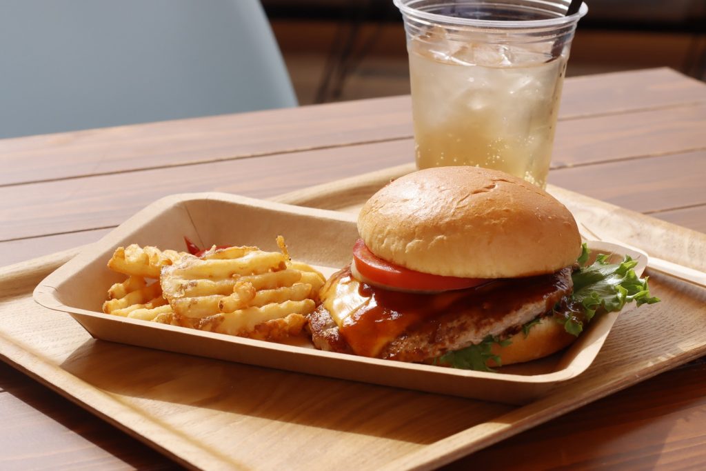 B & C burger＋Combo!…1,793円（税込） ※単品は1,298円
ザクザク食感のラティスカットポテトも良いアクセント。