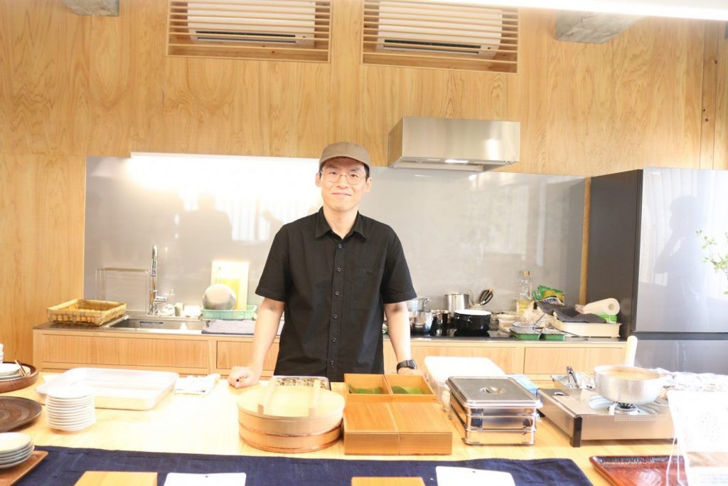 「白ごはん.com」の冨田ただすけさんによる、ふりかけおにぎり2種とお味噌汁のふるまい