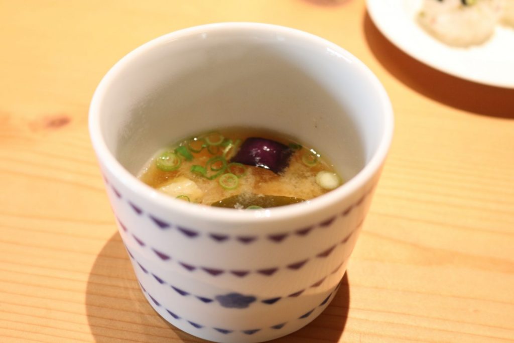 「白ごはん.com」の冨田ただすけさんによる、ふりかけおにぎり2種とお味噌汁のふるまい