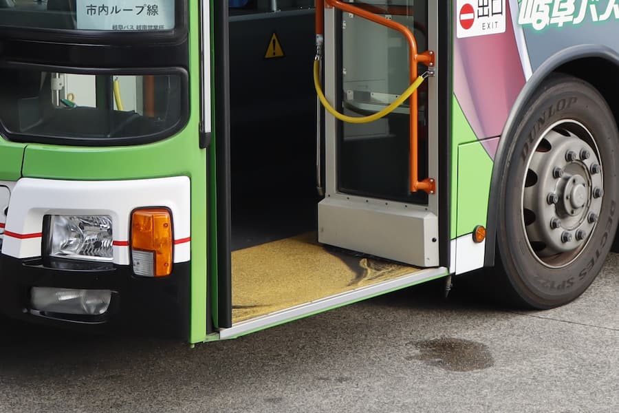 バス-岐阜バス-乗降口-ニーディング