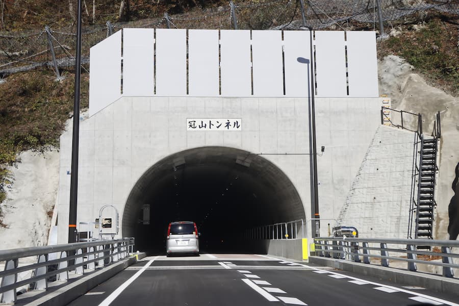 冠山トンネルの入口