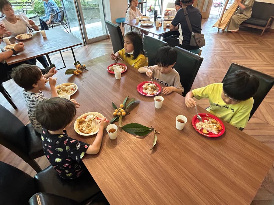 カレーを食べる子どもたち